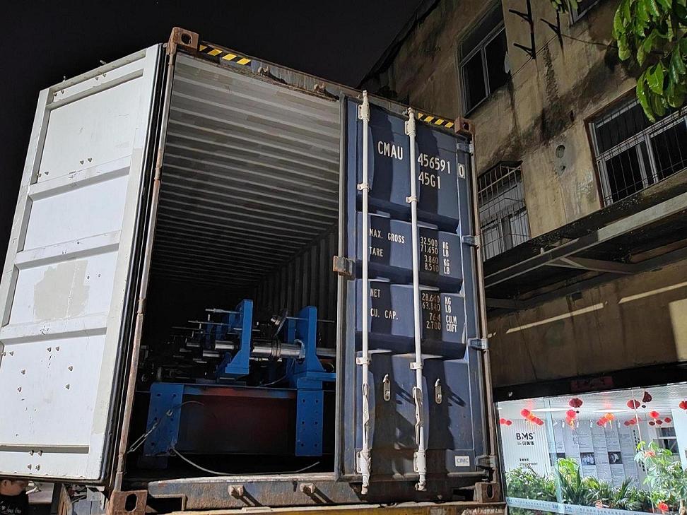 BMS cargó contenedores y envió 2 máquinas formadoras de rollos de soporte solar a un cliente europeo.